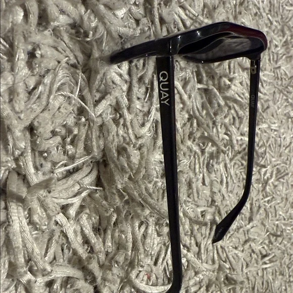 Quay Black Aviator polarized Sunglasses - Picture 3 of 6